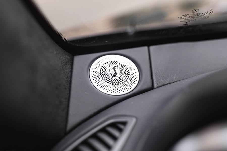 Детали интерьера Mercedes-AMG GT C Roadster Edition 50 (R190) 2017 года  (фото 25 из 26)